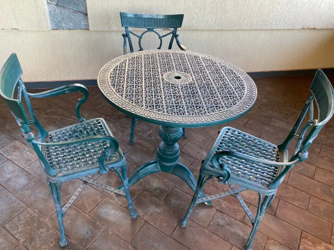 Conjunto de mesa e cadeiras de ferro para área de lazer