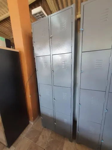 Armário roupeiro de 08 portas pequenas em aço- Novo