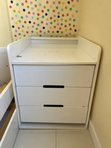 Cômoda com gavetas. Cama vendida