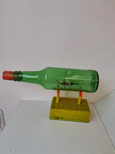 Peça artesanal decorativa - Barco dentro de uma garrafa.