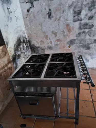 Fogão industrial resistente bares 4 bocas com forno
