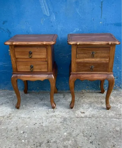 Mesinha de cabeceira estilo antigo