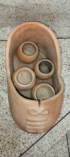 Vaso de cerâmica com nichos para plantas