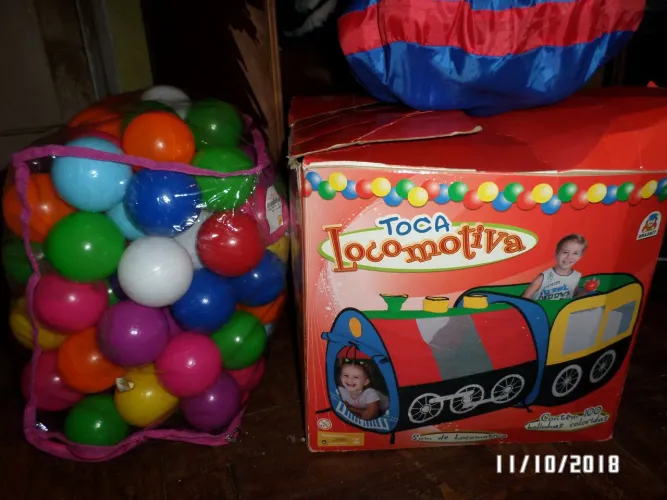 Toca Locomotiva com Bolinhas Coloridas - Brinquedo Infantil
