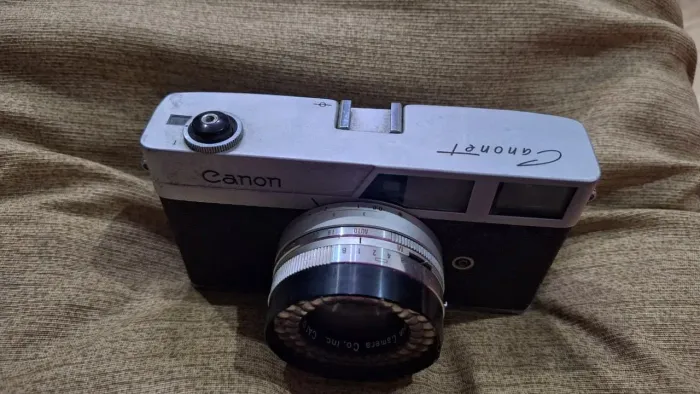 Máquina fotográfica vintage Canon Canonet Antiga No estado