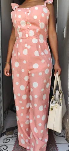 Macacão poá feminino rosa