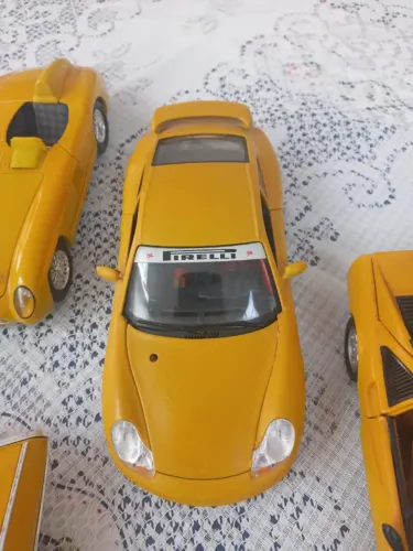 miniaturas 1/18 , 1/24  burago , maisto, anson ,tenho 17 deles  ( nao troca )