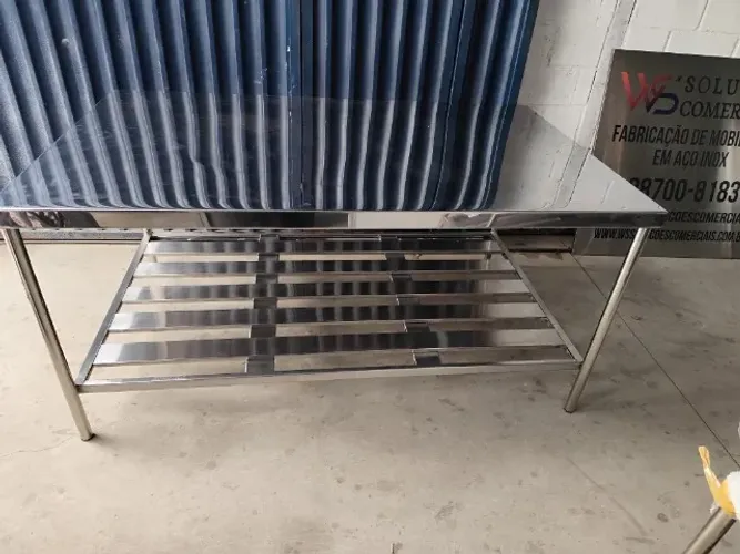 Mesa de Trabalho em Aço Inox - Alta Durabilidade e Fácil Limpeza