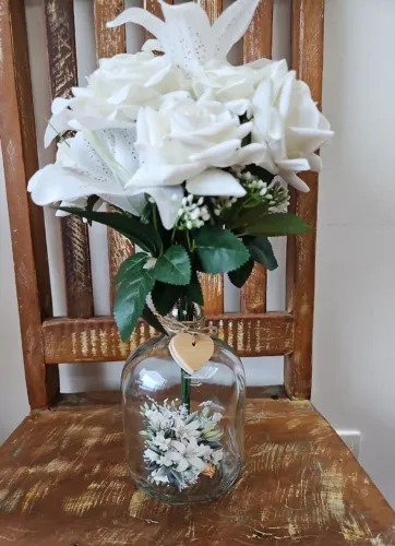 Garrafa com flores brancas