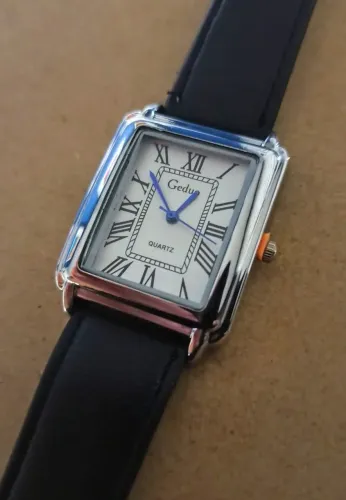 Relógio Quartz Retangular - Elegância Clássica