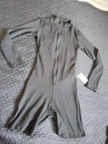 Macaquinho short manga longa decote atrás