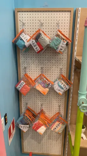 Mural perfurado para loja 