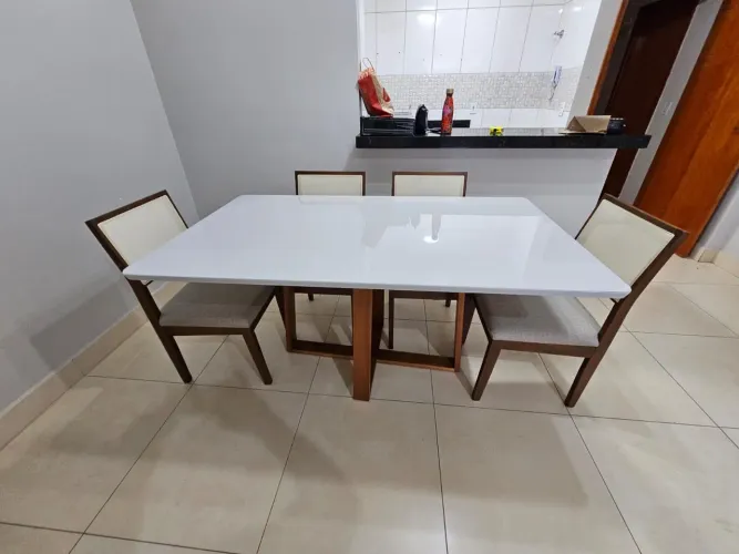 Mesa de Jantar Moderna com Design Elegante madeira