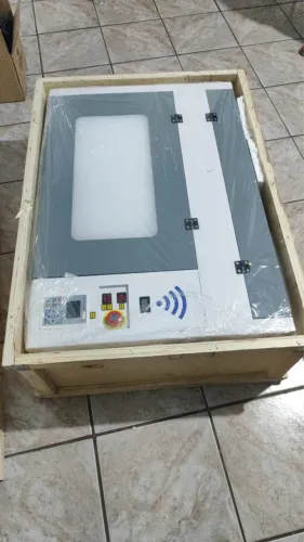 MÁQUINA DE CORTE E GRAVAÇÃO A LASER