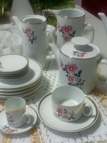 Jogo de Chá e Café em Porcelana com Flores