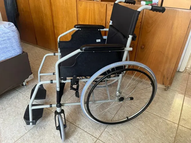 Vende-se cadeira de banho e cadeira com roda ?