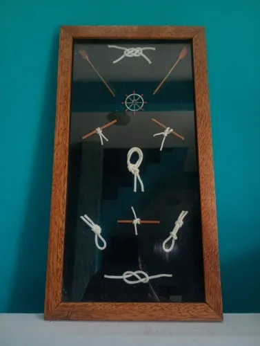 Lindo quadro náutico com nós , temos e timão em madeira 