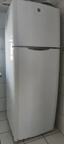 Geladeira GE duplex com um vazamento de gás