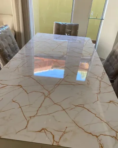 Laqueamento em mesas