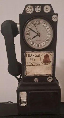 Peça decorativa representando antigo telefone