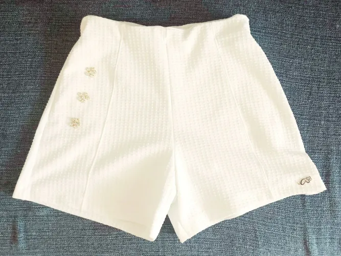 Lindo short branco - Marca: Menina Anjo - Usado apenas uma vez