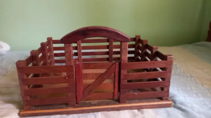 Curral artesanal em miniatura em madeira maciça 