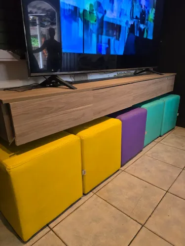 Vendo pufes e rack