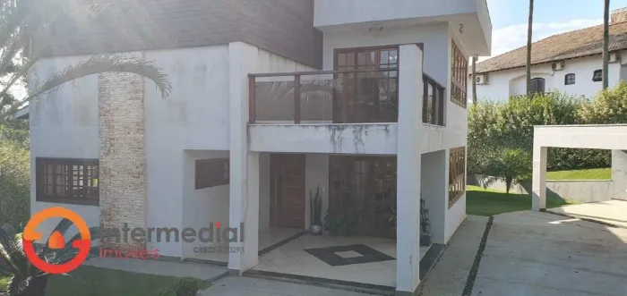 Casa em condomínio fechado, com 04 suites, piscina, espaço para festas.