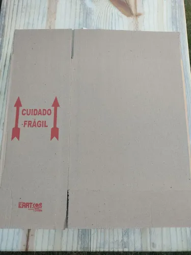 Caixa de papelão com aviso 'Frágil'