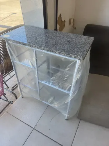 Fruteira com tampo de granito e estrutura metálica