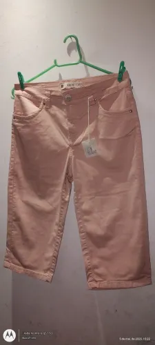 Calça corsário c/ detalhes Swarovskis.Tam 42 . Nova.