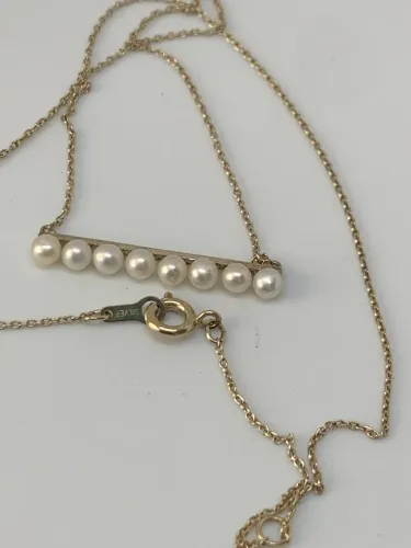 colar de prata com pingente com pérolas
