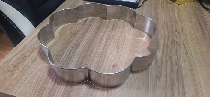 Aro cortador de tortas em inox formato margarida 30 cm