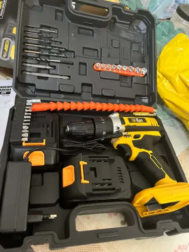 Parafusadeira Furadeira de Impacto Profissional 21v  Com 2  baterias e maleta 