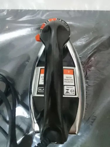 Ferro de Passar Roupa (BLACK & DECKER)-  Ótimo estado de conservação!