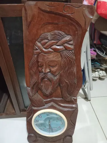 ANTIGUIDADE,RELOGIO E Madeira com escultura de Jesus