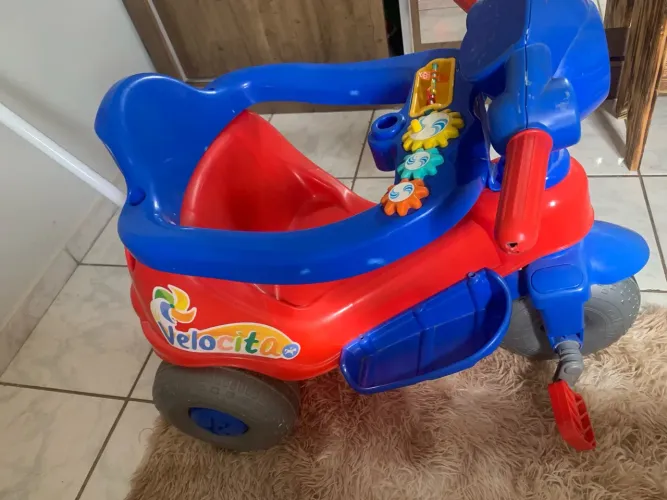 Triciclo infantil com haste direcionável