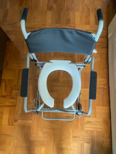 Cadeira para banho de idoso com encosto e apoio para braços - Modelo 201 Dobrável