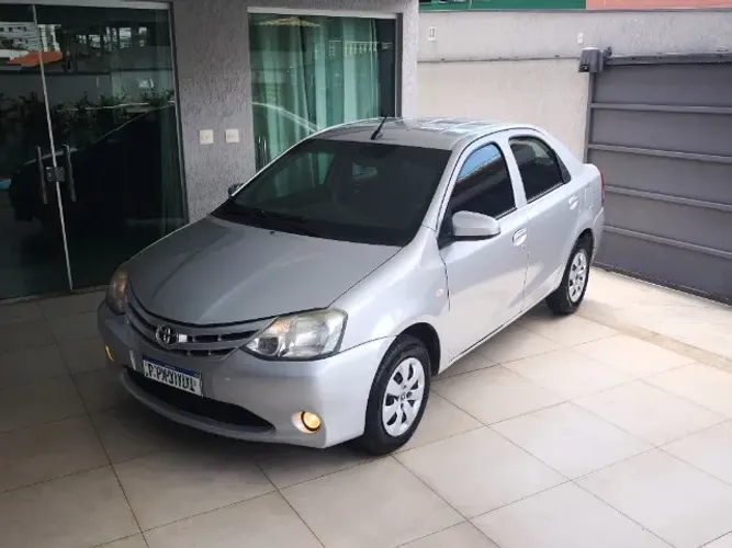 Toyota Etios 1.5 Sedan 2017 com apenas 95.600km e pneus novos