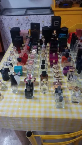 Frasco de perfume vazio várias fragrâncias 