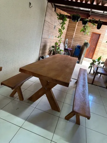 Mesa Rústica de Madeira