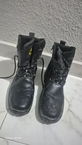Vendo um par de botas de segurança. N° 43, usada apenas 2 vezes