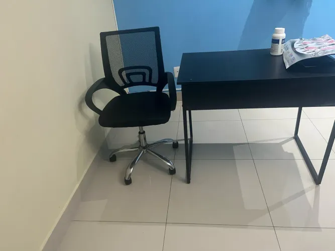 Cadeira de escritório e mesa de estudos