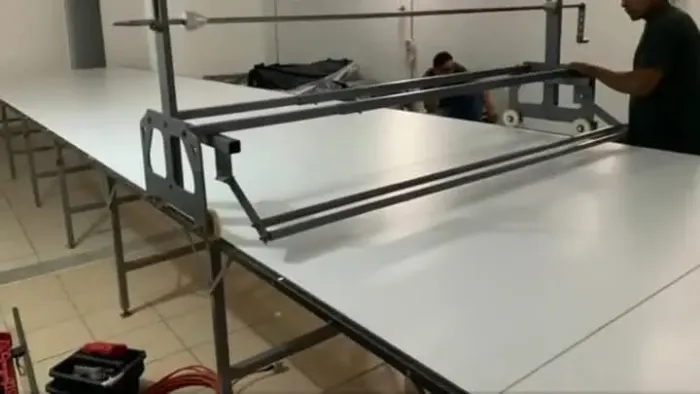 Mesa de corte com carrinho manual