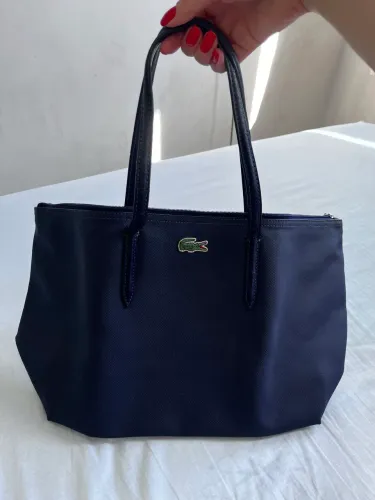 Bolsa Tote Lacoste - Azul marinho tamanho grande, com zíper e logo discreto, original.