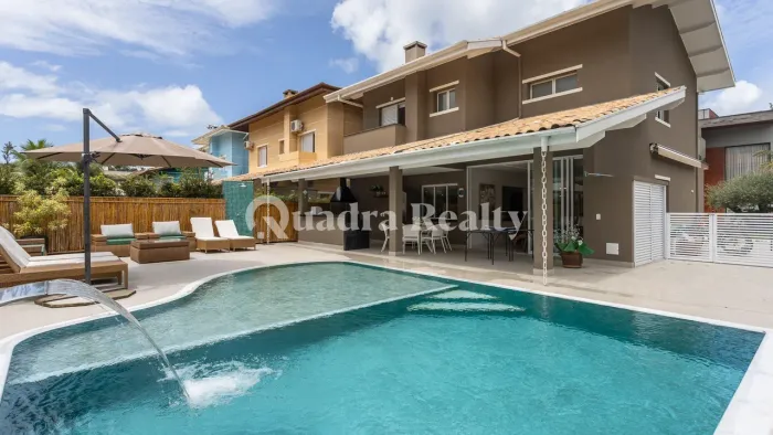 Casa em condomínio fechado em frente ao mar