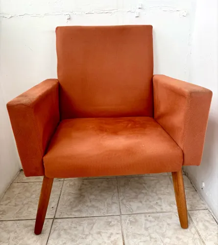 Poltrona decorativa com pés palito | R$100,00