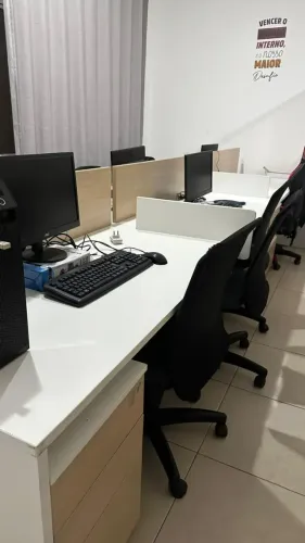 Estação de trabalho para 6 pessoas com gaveteiro de rodinhas com 3 gavetas