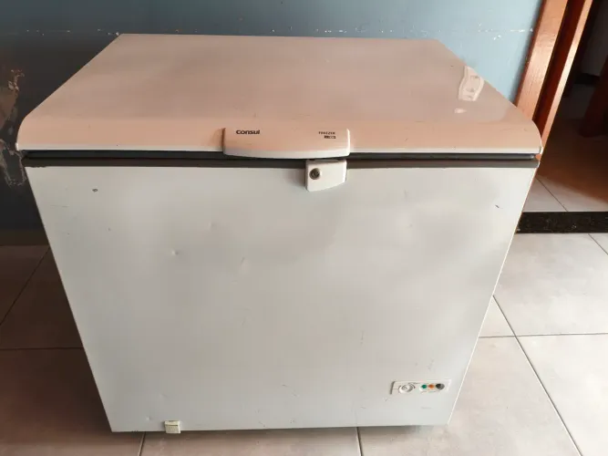 Freezer uma tampa branco em perfeito estado 