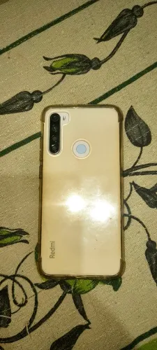 Vendo esse celular redimi note 8, com esse detalhe na tela mas não interfere em nada.